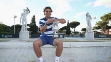 Rafael Nadal, con el trofeo de Roma. 