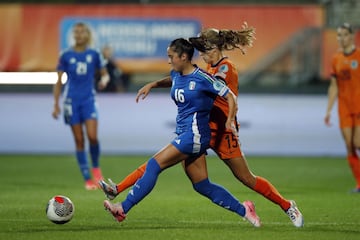 Italy's midfielder Giulia Dragoni (L) fights for the ball with Netherlands' forward Katja Snoeijs during the UEFA women's Euro 2025 qualifying football match between Netherlands and Italy at Fortuna Sittard Stadium, in Sittard, on July 12, 2024. (Photo by Bart Stoutjesdijk / ANP / AFP) / Netherlands OUT