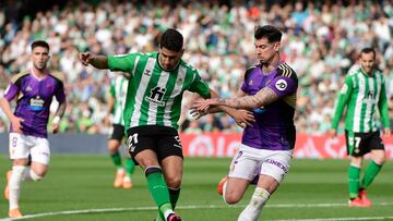 Real Betis' Spanish forward Ayoze Perez (L) fights for the ball with Real Valladolid's Spanish defender Luis Perez during the Spanish League football match between Real Betis and Real Valladolid at the Benito Villamarin stadium in Seville, on February 18, 2023. (Photo by CRISTINA QUICLER / AFP)