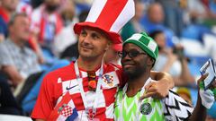 Aficionados de Croacia y Nigeria.