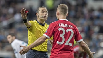 Kimmich protesta al colegiado.