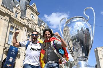 Seguidores del Real Madrid se fotografían con una réplica de 'La Orejona'.