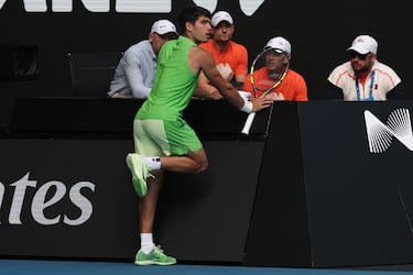 El murciano se acercó al palco de su equipo para estirar las piernas y advertirles de que sus problemas físicos iban más allá de unos calambres.