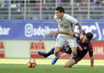 James Rodríguez trata de irse de Adrián.