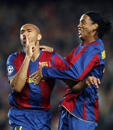 En la temporda 07/08 se produjo el declive de Ronaldinho. Su baja forma física, las lesiones, además de su vida privada le llevaron al banquillo en beneficio de Thierry Henry.