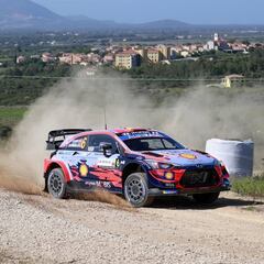 Dani Sordo enseña los dientes en Cerdeña