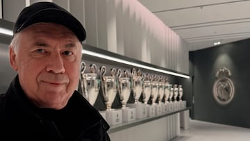 Carlo Ancelotti, en la sala de las 15 Copas de Europa del Real Madrid en el Bernabéu.
