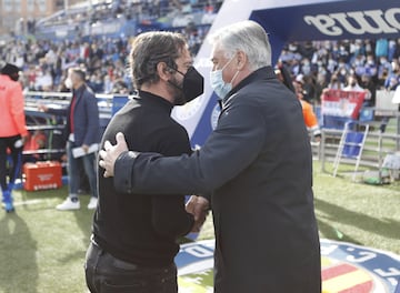 Saludo entre Quique Sánchez Flores y Carlo Ancelotti.