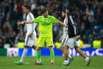 Iker Casillas se llevó a Khedira al centro del campo para saludar a la afición blanca tras finalizar el encuentro.