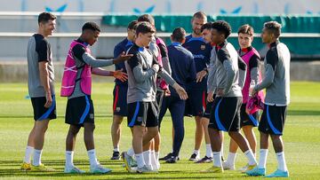 Gavi, que entró en la convocatoria tras recuperarse de su golpe ante el Athletic, en el entrenamiento de ayer.