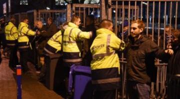 Fuertes medidas de seguridad en los alrededores del estadio Volksparkstadion de Hamburgo. Durante el encuentro de la Bundesliga entre el Hamburgo y el Dortmund 