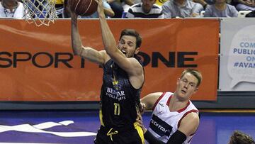 GRA177. LA LAGUNA (TENERIFE), 02/04/2017.- El jugador irlandés del Ibertostar Tenerife William Joseph Hanley (i) entra a canasta ante el alero alemán del Tecnyconta Zaragoza (c) durante el partido correspondiente a la vigésimo séptima jornada de la Liga Endesa disputado hoy en el Pabellón Insular Santiago Martín. EFE/Cristóbal García