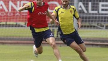 Albert Dorca disputa un bal&oacute;n con Javi &Aacute;lamo durante un entrenamiento.