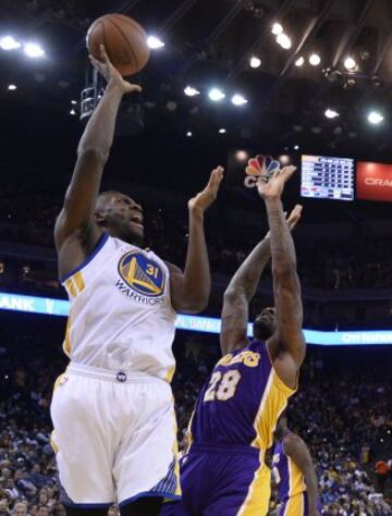 Tarik Black lucha por el balón con Festus Ezeli.