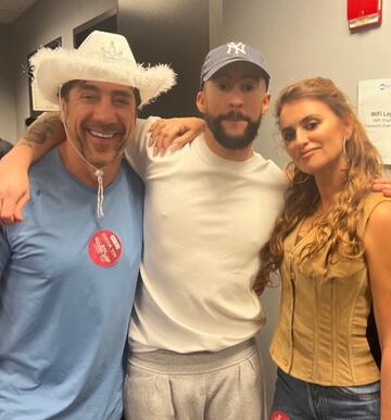 Javier Bardem y Penélope Cruz junto al artista puertorriqueño Bad Bunny.