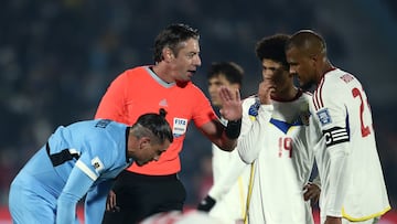 Soccer Football - World Cup - South American Qualifiers - Uruguay v Venezuela - Estadio Centenario, Montevideo, Uruguay - June 10, 2025 Referee Raphael Claus with Uruguay's Jose Maria Gimenez and Venezuela's Salomon Rondon and David Martinez REUTERS/Andres Cuenca