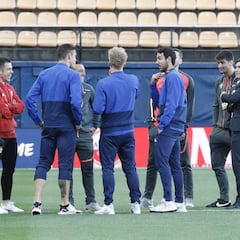 Marcelino y Cazorla, sonrisas y bromas antes del derbi