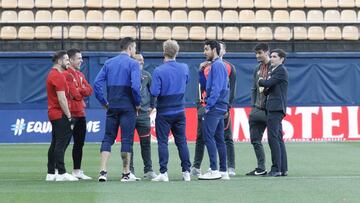 El corrillo de jugadores y técnicos.