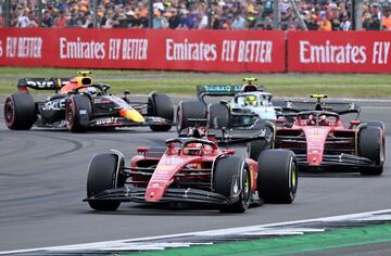 Vuelta 39 de 52. Esteban Ocon se queda parado en la ‘National Pits Straight’, lo que provoca la salida del ‘safety car’. Charles Leclerc lidera la carrera en aquel momento y Carlos Sainz es segundo. El español decide entrar a boxes para vestir blandos, mientras que el monegasco se queda fuera por órdenes de equipo. El muro de Ferrari le pide al madrileño que deje un espacio de 10 coches para que su compañero pueda tirar con sus neumáticos duros usados, a lo que él responde: “dejad de inventar”. Cuatro vueltas más tarde, a la resalida, Carlos ataca a Leclerc y se coloca líder de la carrera.