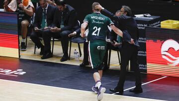 Luis Casimiro, entrenador del Unicaja, felicita a Waczynski.