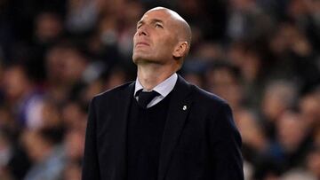 Zidane, durante un partido en el banquillo del Madrid.