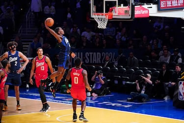 Increíble mate de Bennedict Mathurin, jugador de baloncesto canadiense que pertenece a la plantilla de los Indiana Pacers de la NBA.