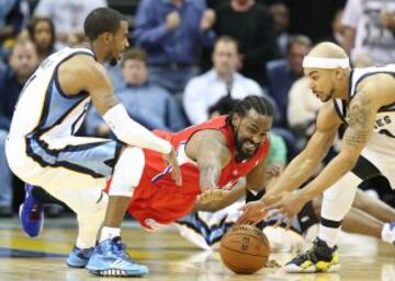 Ronny Turiaf de Los Angeles Clippers lucha por el balón en el partido contra los Memphis Grizzlies.