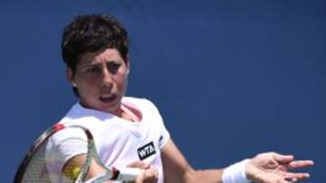 Carla Suárez devolviendo un golpeo durante el presente Masters 1000 de Montreal.
