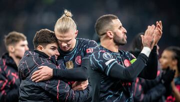 Copenhagen (Denmark), 13/02/2024.- Manchester City's Erling Haaland embraces his teammate Julian Alvarez after winning the UEFA Champions League round of 16 first leg soccer match between FC Copenhagen and Manchester City, in Copenhagen, Denmark, 13 February 2024. (Liga de Campeones, Dinamarca, Copenhague) EFE/EPA/Mads Claus Rasmussen DENMARK OUT