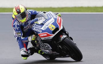 El piloto español de MotoGP Héctor Barberá, de Ducati, en una sesión de entrenamientos libres.