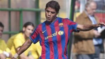 El centrocampista Jonathan dos Santos, aquejado de una sobrecarga en el cuádriceps de la pierna derecha, ha sido baja en el entrenamiento matutino del Barcelona, este jueves.