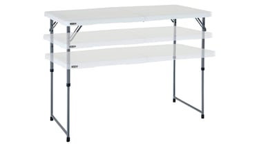 Esta mesa plegable y ajustable en cuatro alturas suma 2.000 valoraciones en Amazon