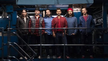Jorge González, en el centro de la foto, de rojo, junto al resto de miembros de Vetusta Morla; David, Juan Manuel, Alvaro a su izquierda y Guille y Pucho a su derecha.