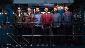 Jorge Gonz&aacute;lez, en el centro de la foto, de rojo, junto al resto de miembros de Vetusta Morla; David, Juan Manuel, Alvaro a su izquierda y Guille y Pucho a su derecha. 