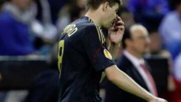 <b>FASTIDIADO. </b>Gerrard se marcha hundido del césped del Calderón.