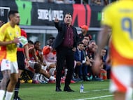 ARLINGTON, TX - October 11: Colombia head coach Nestor Lorenzo calls out instructions from the sideline during the soccer match between Mexico and Colombia on October 11, 2025, at AT&T Stadium in Arlington TX. (Photo by Matthew Visinsky/Icon Sportswire via Getty Images)