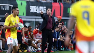 ARLINGTON, TX - October 11: Colombia head coach Nestor Lorenzo calls out instructions from the sideline during the soccer match between Mexico and Colombia on October 11, 2025, at AT&T Stadium in Arlington TX. (Photo by Matthew Visinsky/Icon Sportswire via Getty Images)