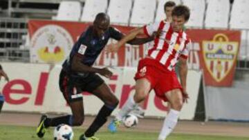 El jugador del Almeria Dubarbier disputa un balon con el jugador deL Granada Nyom durante el partido de pretemporada que se está celebrando esta noche en el estadio de los juegos Mediterraneos de Almeria .