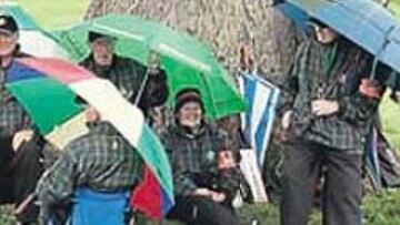 <b>BAJO LA LLUVIA. </b>El mal tiempo no impidió la presencia de afición.