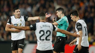 VALENCIA, 22/02/2025.- Los jugadores del Valencia protestan una decisión arbitral durante el encuentro correspondiente a la jornada 25 de Laliga EA Sports que disputan hoy sábado Valencia y Atlético de Madrid en el estadio de Mestalla. EFE / Kai Forsterling.