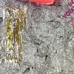 El volcán expulsa una piedra semipreciosa