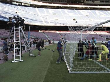 ¿Qué hacen Messi y Jordi Alba junto a Dani Rovira en el rodaje de 'Superlópez?