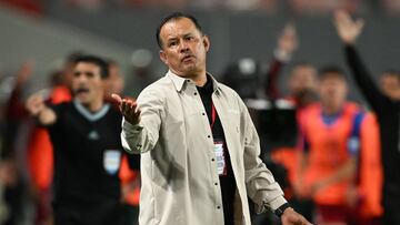 Peru's coach Juan Reynoso gestures during the 2026 FIFA World Cup South American qualification football match between Peru and Venezuela at the National Stadium in Lima on November 21, 2023. (Photo by ERNESTO BENAVIDES / AFP)