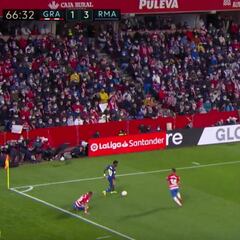 Desquicia a los rivales a niveles extremos: el gambeteo de Vini que le costó la roja a Monchu