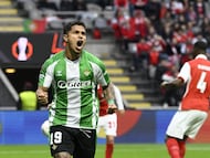 Real Betis' Colombian forward #19 Cucho Hernandez celebrates scoring his team's first goal during the UEFA Europa League quarter final first leg football match between SC Braga and Real Betis at Municipal stadium of Braga, on April 8, 2026. (Photo by Miguel RIOPA / AFP)