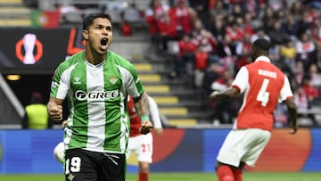 Real Betis' Colombian forward #19 Cucho Hernandez celebrates scoring his team's first goal during the UEFA Europa League quarter final first leg football match between SC Braga and Real Betis at Municipal stadium of Braga, on April 8, 2026. (Photo by Miguel RIOPA / AFP)