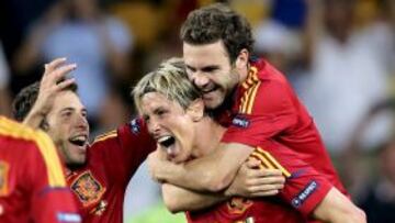 El defensa de Espa&ntilde;a, Jordi Alba (i), celebra con los delanteros Fernando Torres (c) y Juan Mata (d) la victoria frente a Italia por 4-0, en el partido correspondiente a la final de la Eurocopa 2012 que se disputa hoy, 1 de julio de 2012, en el estadio Ol&iacute;mpico de Kiev (Ucrania). 