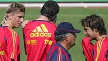 <b>DECIDIDO EL ONCE</B>. Raúl y Torres no han jugado en el mismo equipo y Sáez no oculta sus armas para la Eurocopa.
