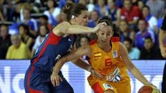 Silvia Rodr&iacute;guez trata de escapar de Gaelle Skrela durante la final del Europeo femenino de baloncesto.