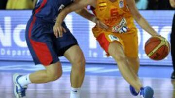 Silvia Rodríguez trata de escapar de Gaelle Skrela durante la final del Europeo femenino de baloncesto.